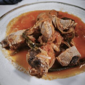 Atún con tomate natural, pimiento verde y cebolla