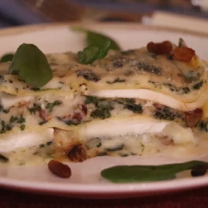 Lasaña de espinaca, queso de cabra y pasas