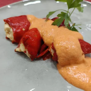 Pimientos del Piquillo rellenos de merluza y gamba