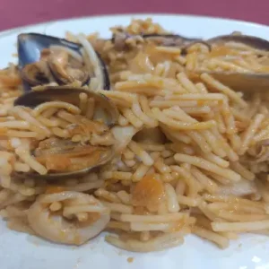 Fideuá de almeja, calamar y mejillón