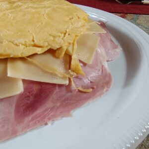 Tortilla de jamón cocido y queso