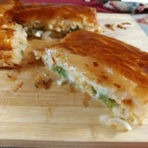 Empanada de hojaldre artesano con bacalao, pimiento verde y cebolla