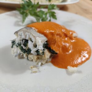 Merluza rellena de gamba y espinaca y una salsa de Piquillos
