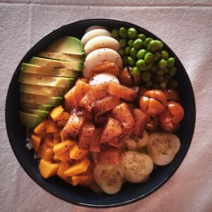 Poke de salmón marinado