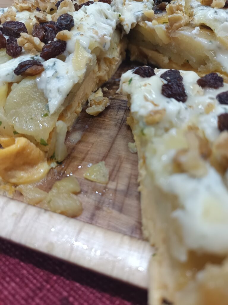 Tortilla de queso gorgonzola, patata y frutos secos